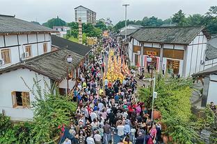 一神带四废？！马克西打满首节狂砍21分 其余四个首发挂“蛋”~